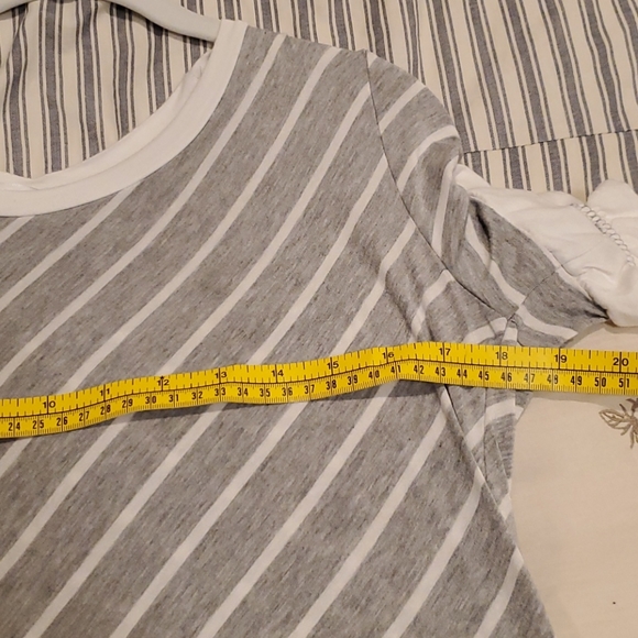 ☀️2/$15Like new! Rae Node top - Picture 5 of 6